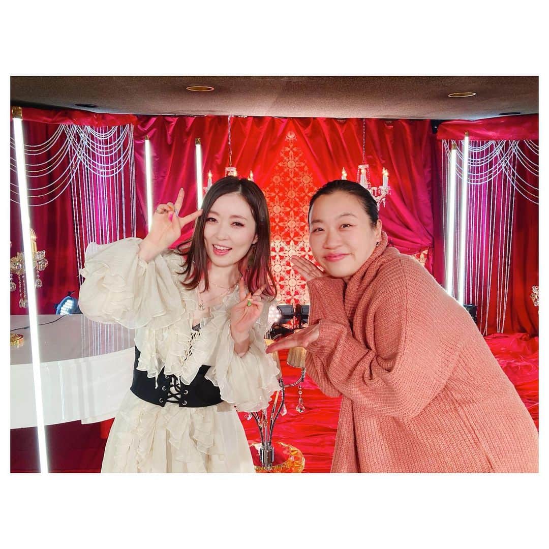 荒牧陽子のインスタグラム：「2021.1.2  TX ものまね芸人151人がガチで選んだ いま本当にスゴい！ものまねランキング﻿ ┈︎┈︎┈︎┈︎┈︎┈︎┈︎┈︎┈︎┈︎┈︎┈︎﻿ ご覧くださった皆様ありがとうございます！﻿ ギリギリランクイン😂﻿ 本当に楽しくて﻿終始爆笑！！！﻿ ﻿ 私に票をいれてくださった﻿ #萌えみ さん﻿ #きくりん さん﻿ 他にも入れてくださった方、ありがとうございます😭﻿嬉！！ ﻿ そして、まさかの﻿ コロッケさんと松浦航大さんも﻿ 票を入れてくださっていました…﻿ 登場直前にそのVTR見てビックリ！！﻿ 本当に皆さん、嬉しすぎます！﻿ ﻿ 松浦航大さんとのコラボも楽しかった☺️﻿ もっとテレビで色んなコラボしたいな〜✨﻿ ﻿ そして﻿ 写真に写ってる、いとうあさこさん！﻿ とっっってもお久しぶりに会えました。﻿ テレビに出演し始めた頃、優しくしてくださって﻿ それが本当に嬉しくて﻿ 「がんばろっ！」と思えたことが﻿ 今でも私の背中を押してくれます。﻿ とにかく気遣いの人！﻿ この日は会えた瞬間から🥺うるうるでした。﻿ ﻿ 2枚目の写真は﻿ まねだ聖子さん、﻿ ミラクルひかるさん、﻿ JPさん、﻿ 楽屋もちゃんとみんなマスクして和気藹々✨﻿ （写真の時だけマスク取ったりしてました！）﻿ ﻿ ミラクルさん！﻿ 1位おめでとうございます！﻿ あのネタを生で見れた事が、﻿ 年末最高にテンションの上がる出来事になりました！﻿ 待機して見てる席から、﻿ ミラクルさんに一生懸命手を振りました笑﻿ ﻿ あー好き✨﻿ ┈︎┈︎┈︎┈︎┈︎┈︎┈︎┈︎┈︎┈︎┈︎┈︎﻿ #いとうあさこ さん﻿ #まねだ聖子 さん﻿ #ミラクルひかる さん﻿ #JP さん﻿ #荒牧陽子﻿ ﻿」