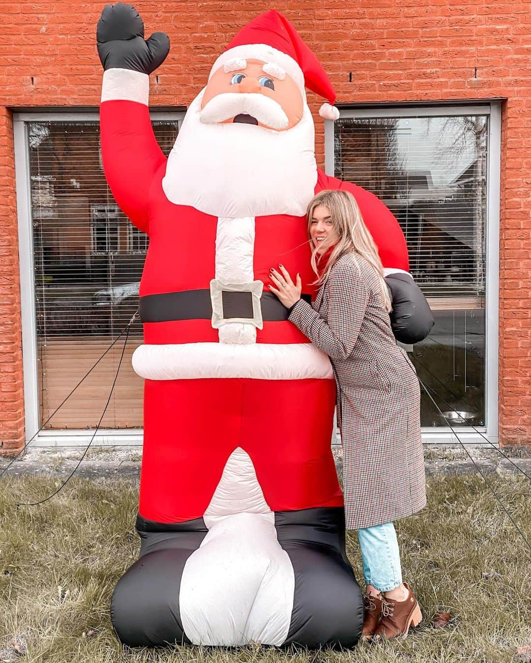 ニキ・ヴォリーズのインスタグラム：「Santa waving goodbye, Christmas time might be ending but that doesn’t mean the magic will!!」