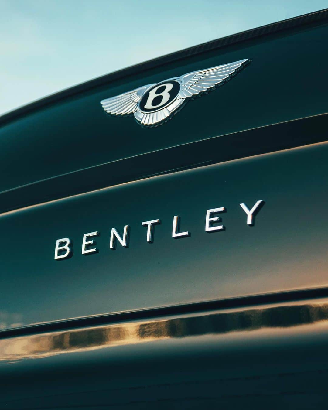 ベントレーさんのインスタグラム写真 - (ベントレーInstagram)「Lean, mean, and best in green. The #NewFlyingSpur V8. _ #Bentley Flying Spur V8 WLTP drive cycle: combined fuel consumption: 22.2 mpg (12.7 l/100 km), combined CO₂: 288 g/km」1月3日 1時45分 - bentleymotors