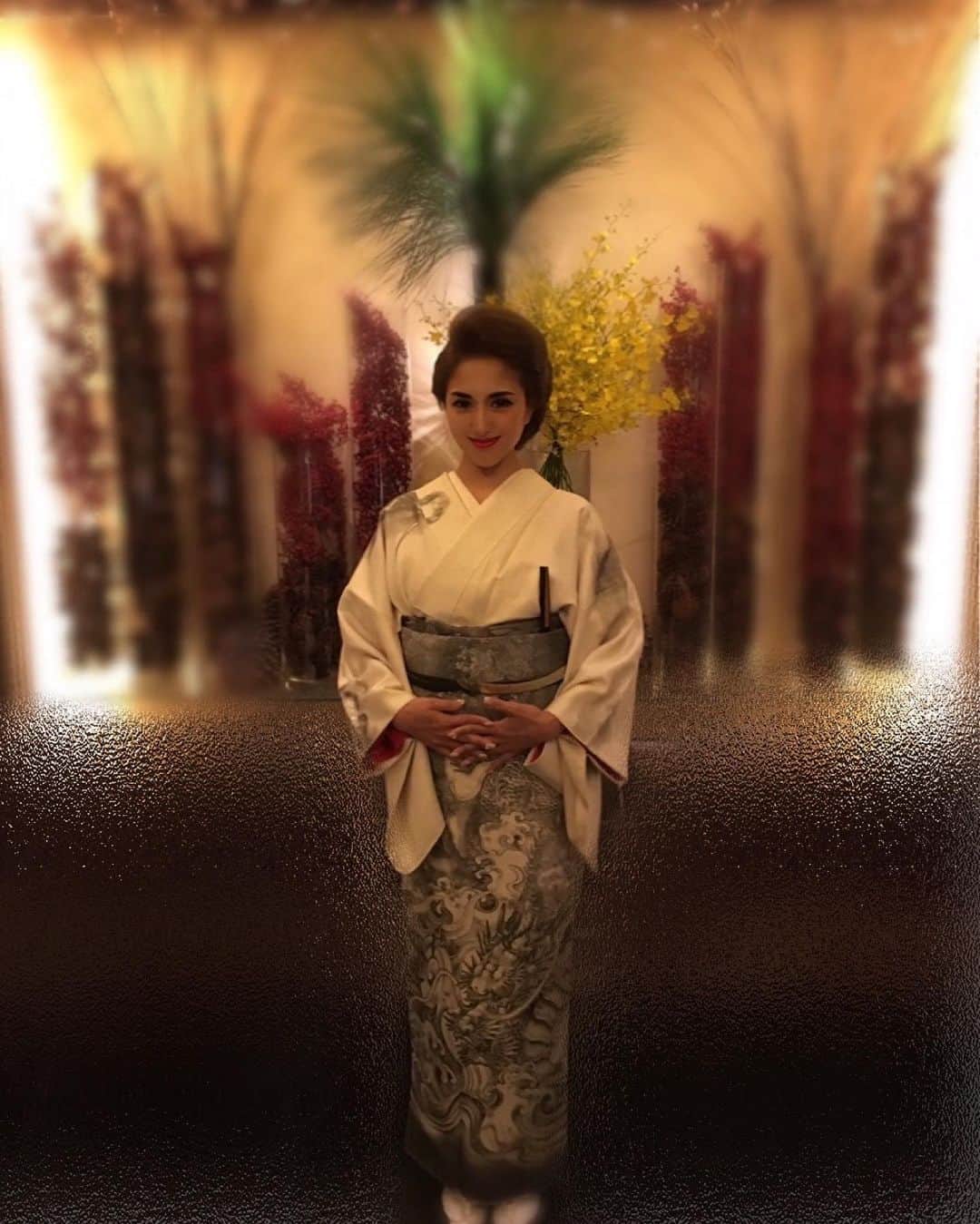 渡邊水希さんのインスタグラム写真 - (渡邊水希Instagram)「↩︎↩︎↩︎✖︎3📸🎥  HAPPY NEW YEAR❤️ I hope you will have a great year❤️  おそかれしながら、 新年あけましておめでとうございます❤️  新年は龍のお着物で❤️  因みに映画（極道の妻たち情炎）で #高島礼子 さんが着ていたのと同じものです❤️ 世界に2点❤️  20代の頃に奇跡的にGETしたお着物❤️  私が作ったお着物の中で一番お気に入りで大切なお着物👘❤️  因みに帯も龍で揃えました❤️‼️ また次回紹介させていただきます↩︎(しなくてもいいよw🤣)   お着物は昨年ほとんど断捨離しましたが、こちらのお着物は自分で作った中で一番お気に入りの家宝なので大切に❤️  昨年は変化の時代でしたが、  どんな時でも信念と笑顔を忘れずに今年も笑顔で生きましょう❤️🌍  #昇龍 #降龍 #染織美術品 #特許  #極道の妻たち情炎 #高島礼子 さん @sugimoto_aya0719 さん #2021 #love #earth (2 years ago 📷)」1月3日 1時46分 - mizuki__watanabe