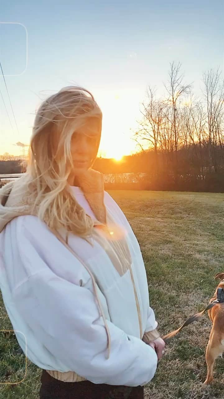 ダニエル・クヌッドソンのインスタグラム：「Morning thoughts .... A calm clear mind is the ultimate weapon against your challenges 🙏🏼🌅 2021🙌🏼. @alo  @aloyoga  🎥🎹 @alextmarshall」