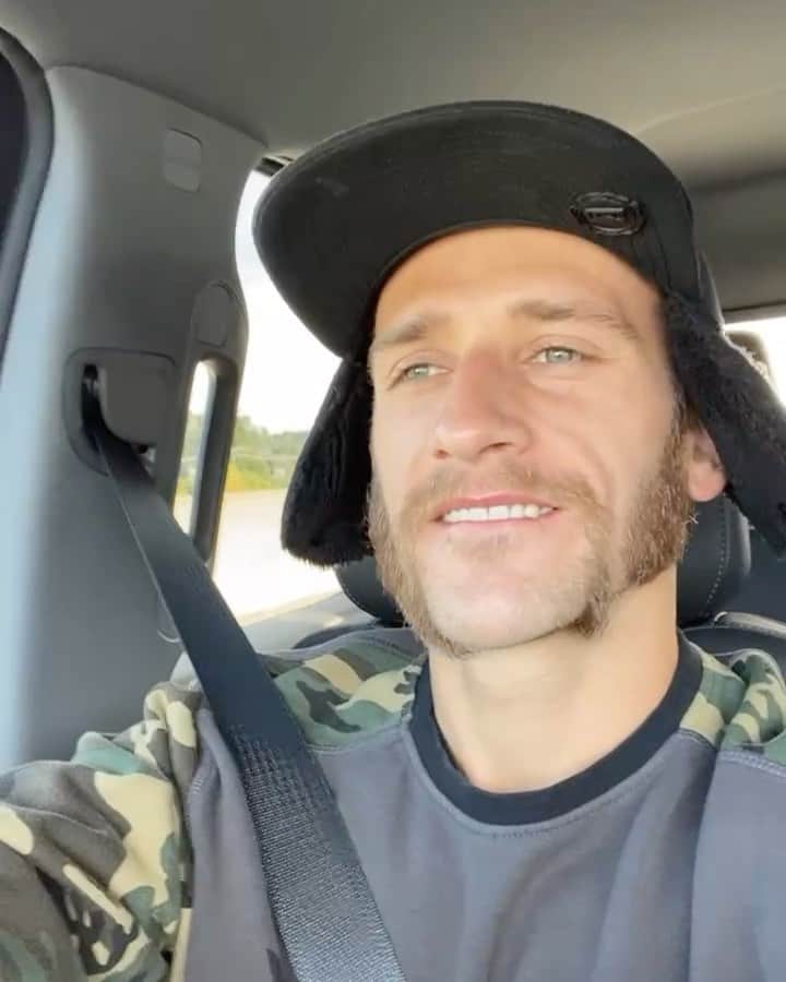 ケン・ロックゼンのインスタグラム：「I hope your morning vibes are as good as mine😁 Share it with anybody that needs it 🙌🏽」
