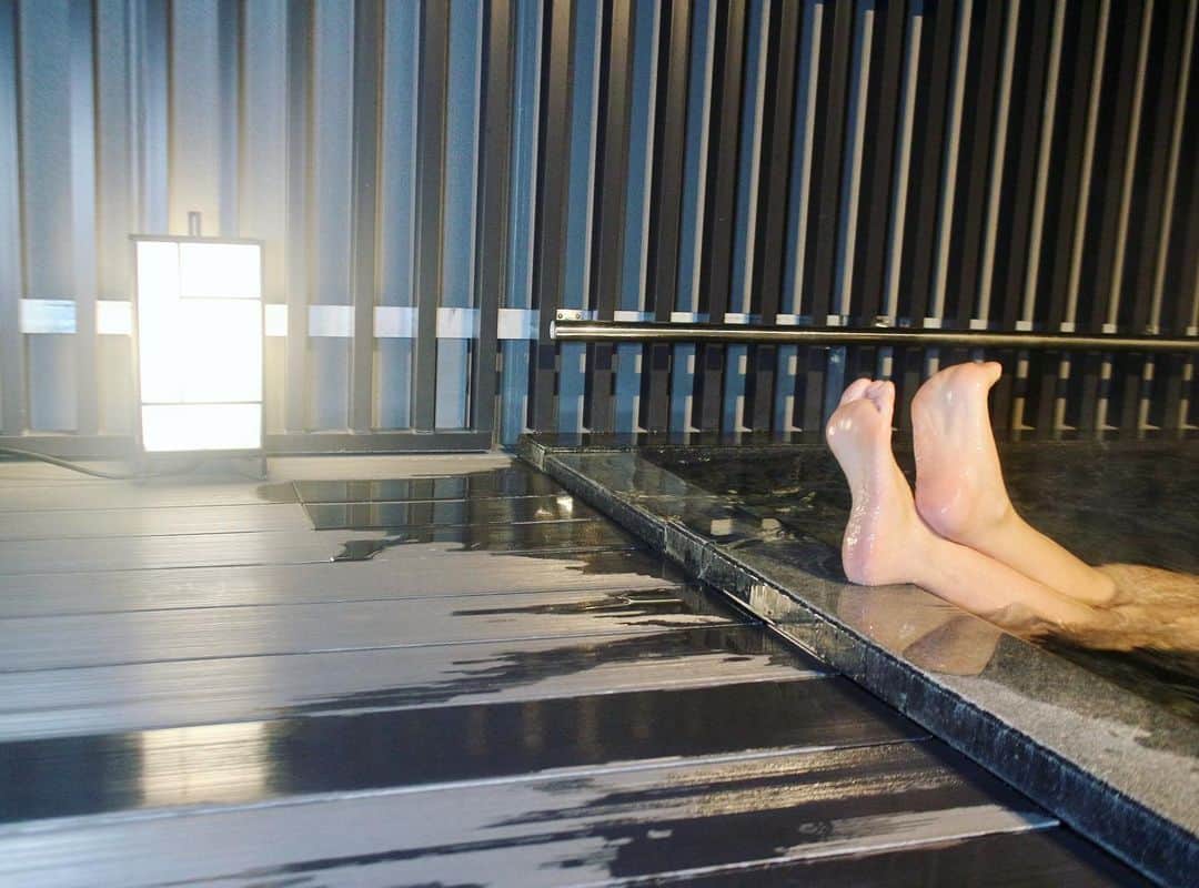世手子さんのインスタグラム写真 - (世手子Instagram)「I went to a hotel in Ginza to avoid crowded days✨ I enjoyed the open-air bath after a long absence♨️ I am looking forward to the day when I can go out with peace of mind someday🌟 @tokyoginzaeast.hiyori  #日和ホテル #東京銀座EAST へ混雑時を避けて去年行ってきました（＾ν＾） #銀座ホテル #日和ブランド は #感染対策 バッチリで女性に嬉しいコンテンツが揃ったオシャレで素敵なホテルでした(*≧∀≦*) #露天風呂 や #スカイデッキ もあってロケーションも素晴らしい(*´-`) 朝食もどれも美味しくて #寿司太郎 もご飯に夢中でしたw ベビーも大はしゃぎできる安全なお部屋で家族で楽しめました(^_^*) またいつか外出できる日を夢見て 明日もがんばります！！ #頑張ろう世界 #hiyorihotelTokyoginzaeast #hiyorihotel #ginzahotel #tokyohotel #pr #トリドリベース」1月3日 1時59分 - rojide