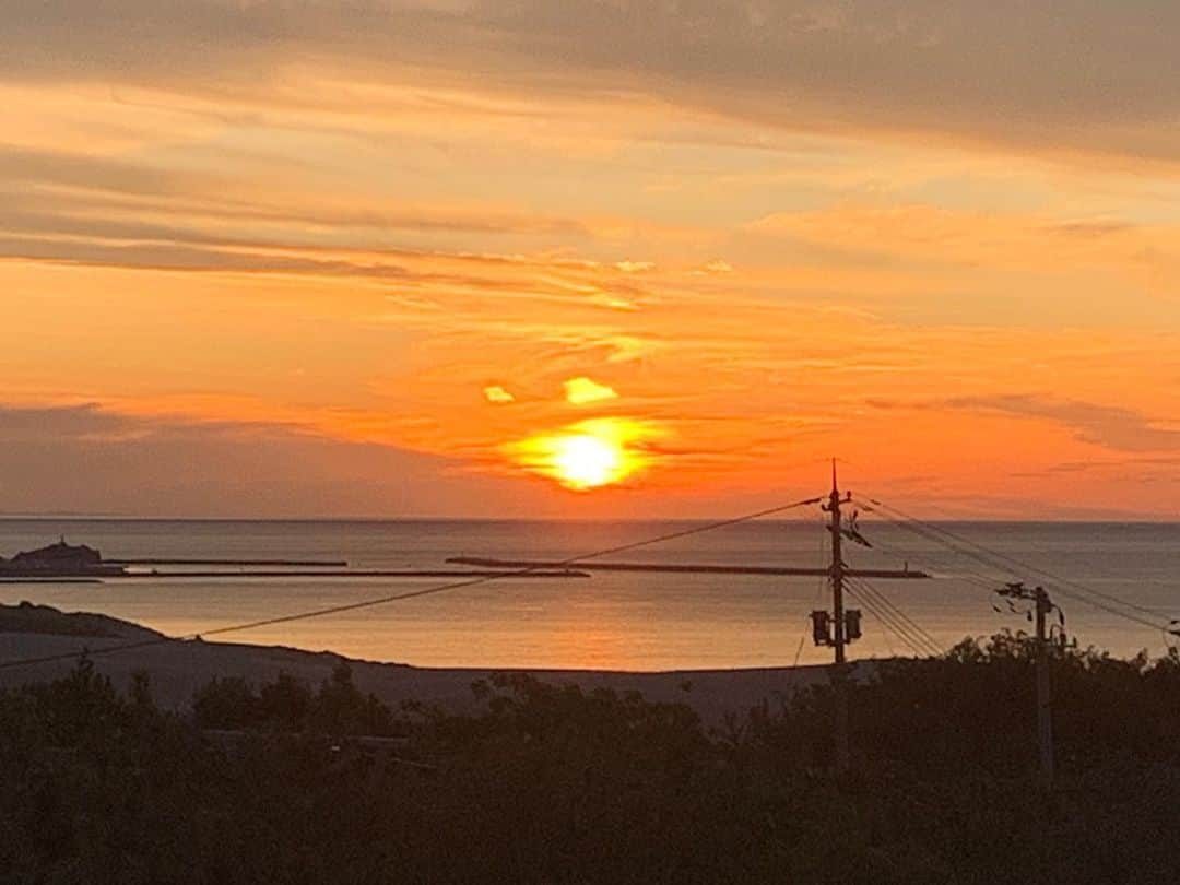 桂さんのインスタグラム写真 - (桂Instagram)「Sunrise  #sea #ocean #horizon #sky #clouds #sunrise #dawn #gradation #silhouette #landscape #海 #水平線 #空 #雲 #日の出 #夜明け #グラデーション #シルエット #陰影 #景」1月3日 1時59分 - astrology_tarot