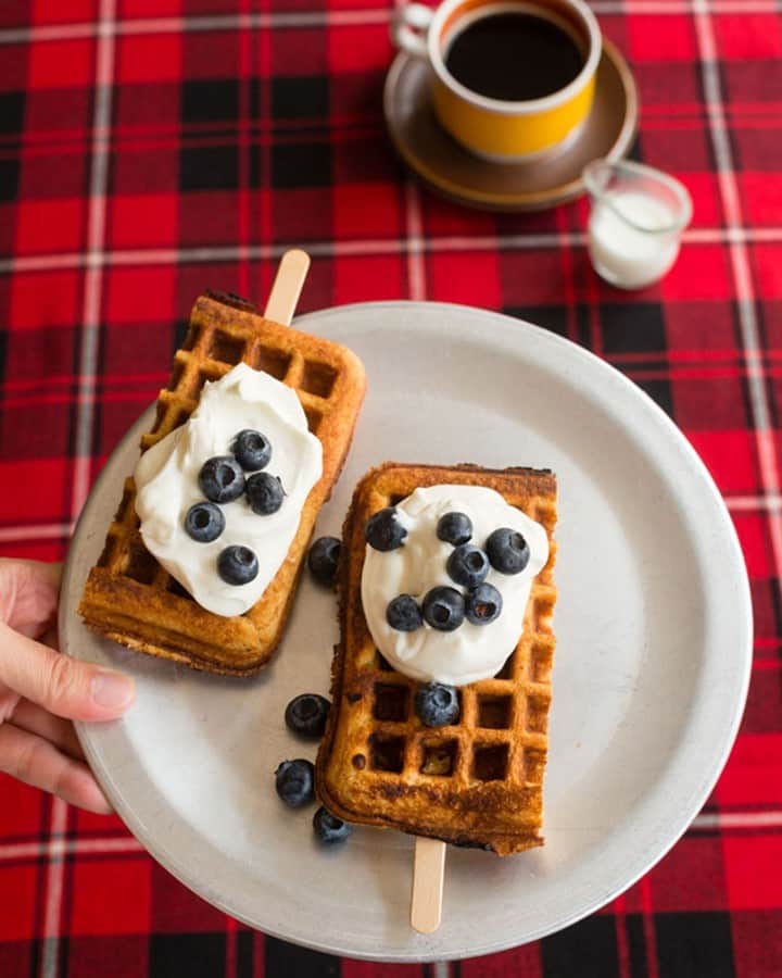のインスタグラム：「Cozy up this New Year's weekend with this fun take on waffles for the whole family.   Waffle Pops  (Makes 2 Large Waffles, 4 servings)   Ingredients  1 egg 150g wheat flour 20g granulated sugar 120mL milk 10g honey 30g unsalted butter  Pinch of salt  Dash of vanilla extract  *Or, simply use your favorite waffle/pancake mix!   For Toppings: Powdered sugar, blueberries, whipped cream  Waffle Pops (Makes 2 Waffles)  1. Warm the butter in the microwave lightly to melt.  2. Mix all the ingredients for the waffles, including the butter, in a bowl. Combine well, but do not overmix.  3. Pour the batter into a waffle pan or mold. Be sure to coat the mold with a light layer of butter to prevent sticking.  4. Bake thoroughly on both sides until lightly golden brown.  5. Using a knife, cut the waffle in half (dependent upon size). Then, make a small notch in the bottom side of the waffle for the popsicle stick.  6. Insert a popsicle stick and top the waffles with toppings as preferred.   #muji #mujiusa #mujirecipe」