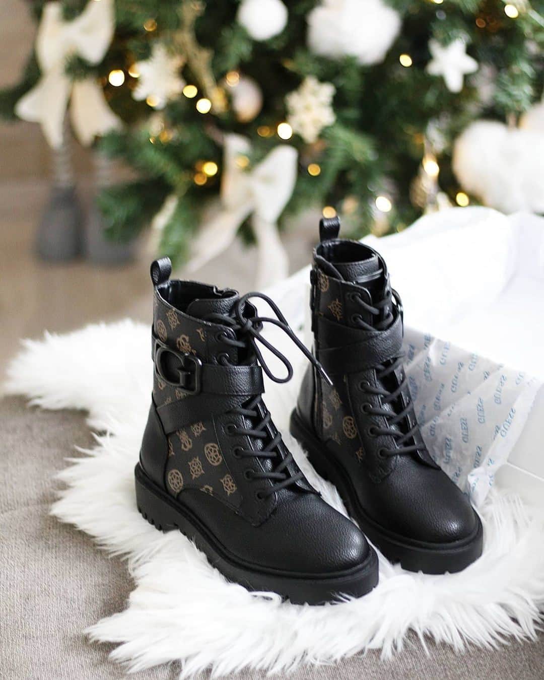 ゲスのインスタグラム：「new year, new boots 👢 #LoveGUESS (📸: @ixyy)」
