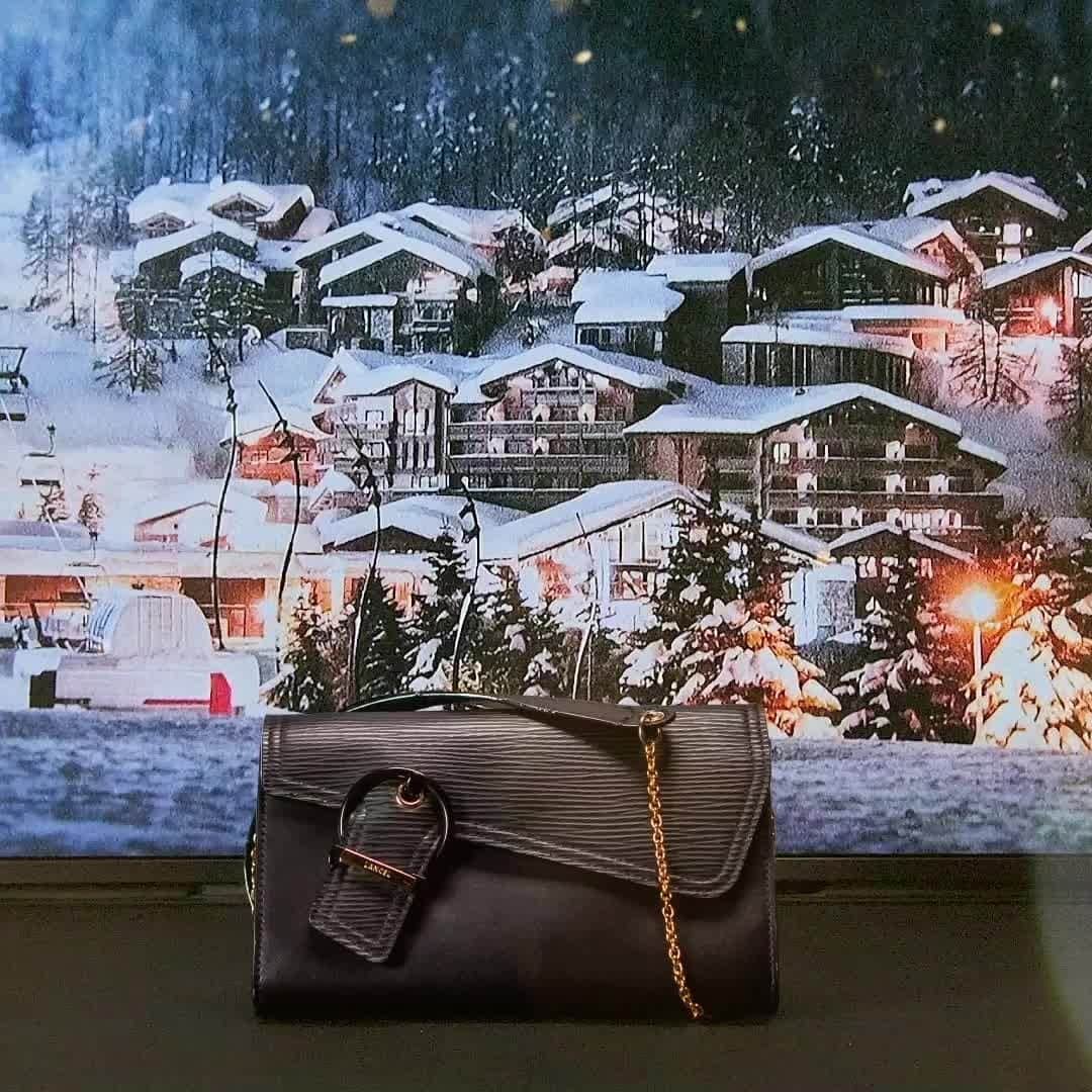 ランセルのインスタグラム：「Notre bonne résolution pour cette année : vous couvrir de paillettes ✨ ✨ ✨ Adèle – Cuir embossé et cuir lisse – Noir Our good resolution for this year: make your life sparkle Adèle – Embossed and smooth leather – Black #AdeleByLancel #Lancel」