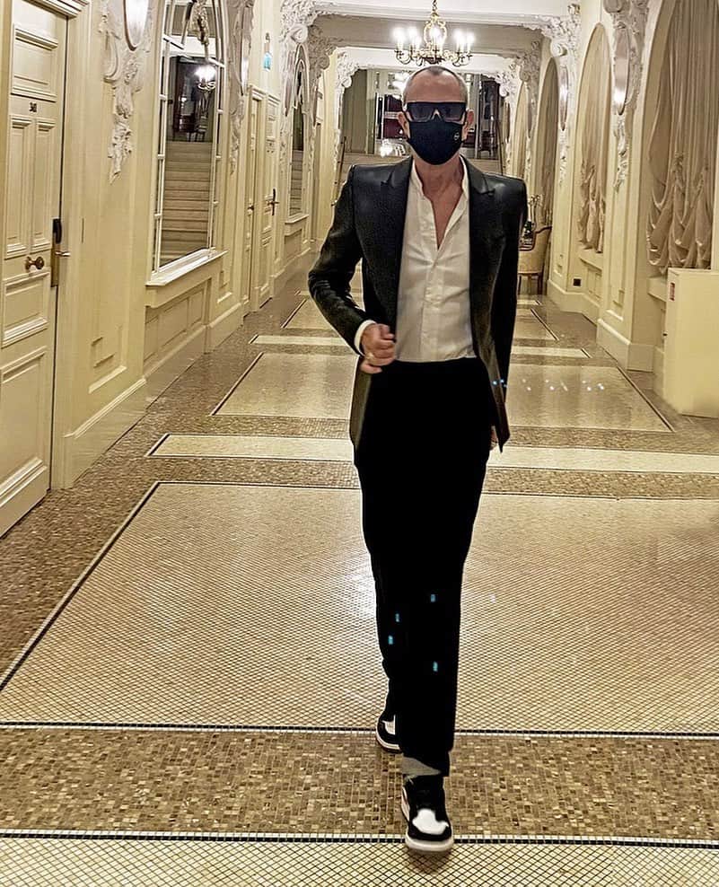 ジトロワのインスタグラム：「Masqué et déterminé en 2021.  Happy new year. With love, jean-claude jitrois & the #jitrois team」