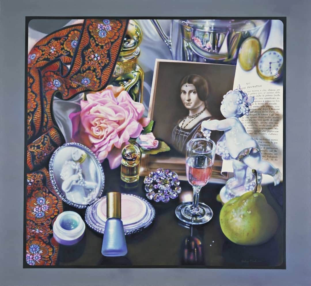 ニューヨーク近代美術館のインスタグラム：「"I had this burning desire to draw like a master." — Audrey Flack  In meticulous, large-scale still life paintings like "Leonardo's Lady" from 1974, photorealist artist #AudreyFlack (@flackart18) updated 17th-century Dutch vanitas painting through a contemporary lens. ​ ​Here, the complex, symbol-laden arrangement of fruit, flowers, candles, makeup, and ladies’ accouterments—plus a depiction of Leonardo da Vinci's "La Belle Ferronnière"—address stereotypes of the female ideal.  See "Leonardo's Lady" in our fifth-floor collection galleries. #MoMACollection #stilllife #oilpainting #vanitas」