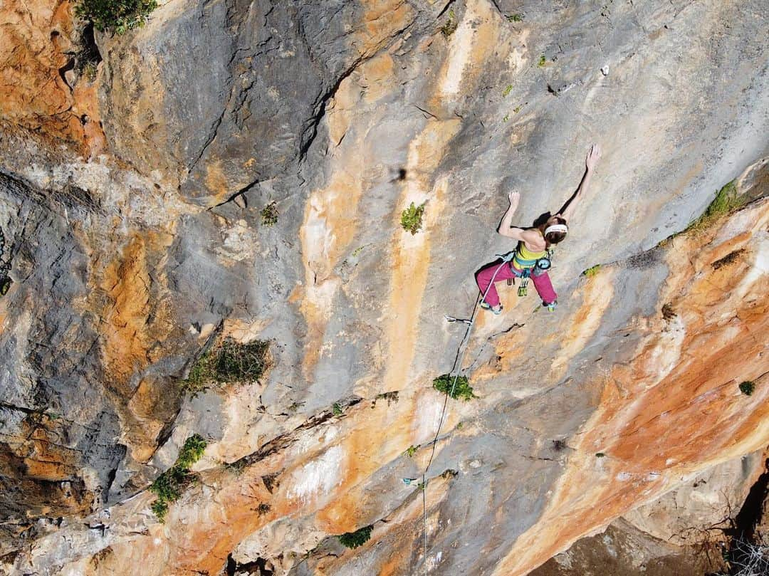 アンジェラ・アイターのインスタグラム：「One of my highlight of 2020 was my climbing trip to the South of Europe , what I have dreamed of for a long time. Although our planned two month trip ended in less than three weeks because of the Corona Pandemic, I had an exciting time with my husband. What was your most memorable moment of 2020? • 📸 @bernieruech / Sardinia February 2020 #verleihtflügel @ferienregionimst @lasportivagram @team_edelrid」