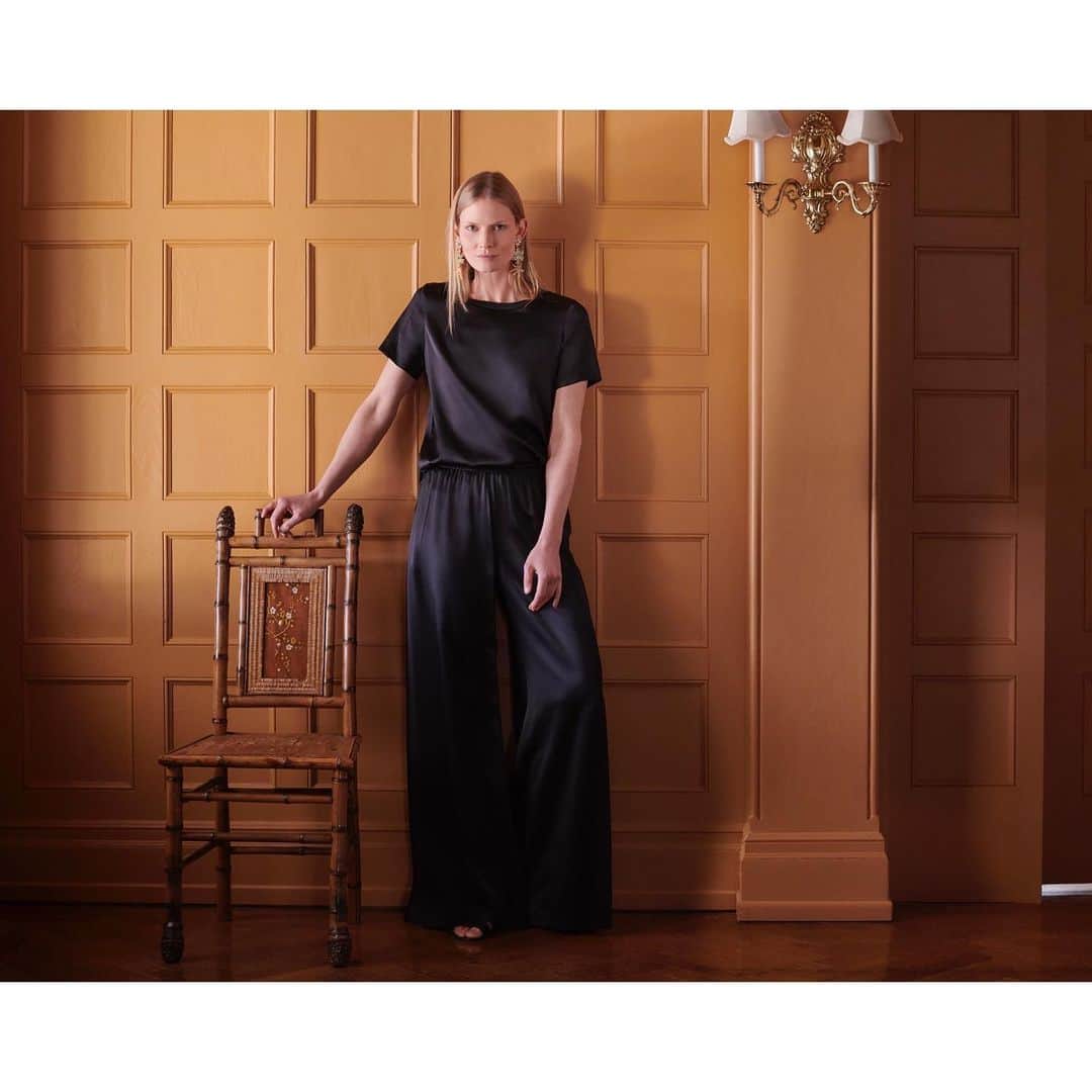 アダムのインスタグラム：「Yes to silk loungewear. Here on @iamhartje in black. Photographed by @williamwaldronphoto at #ElmCourt in Lenox, Ma.」