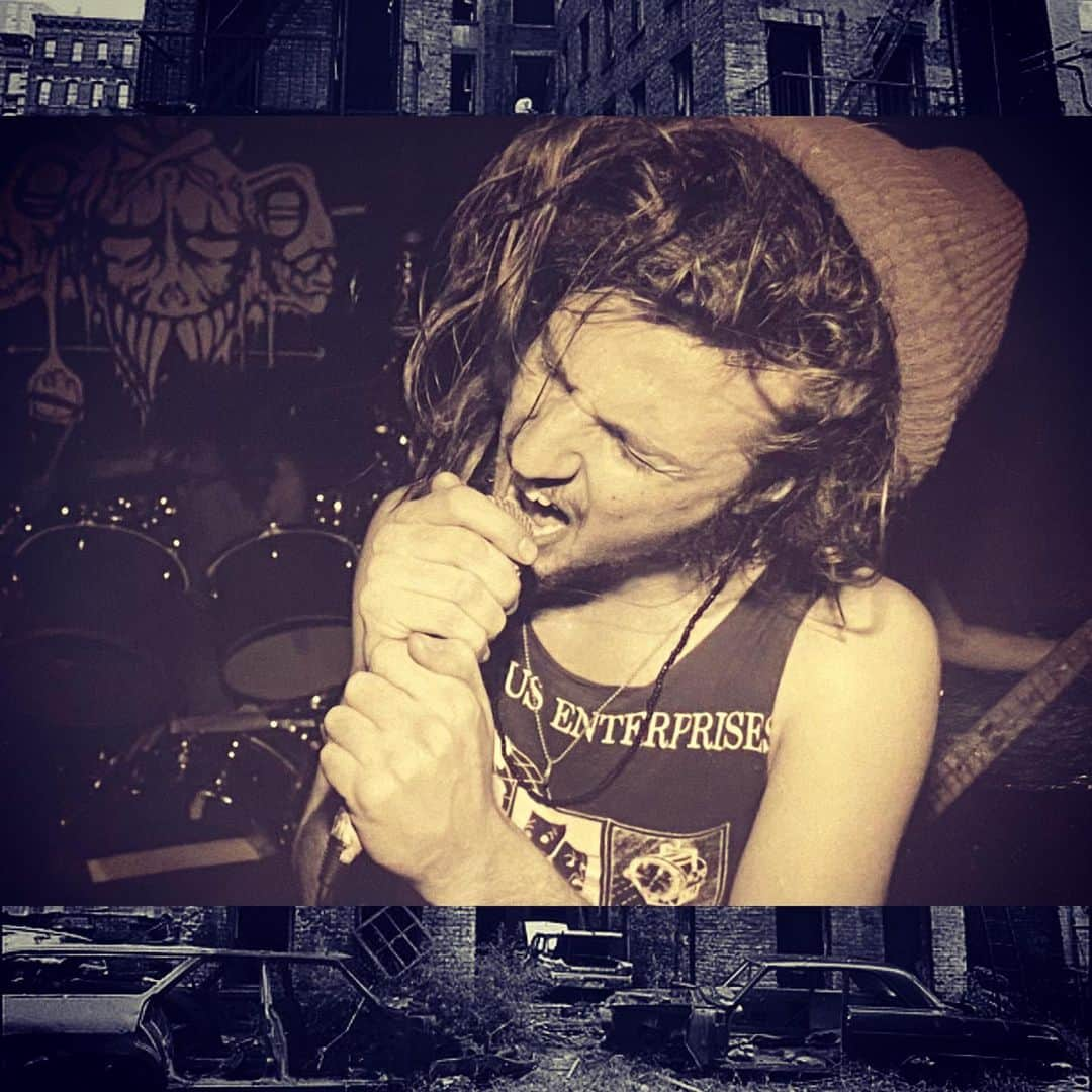 ロブ・ゾンビさんのインスタグラム写真 - (ロブ・ゾンビInstagram)「A young, broke Zombie rocking some dive in NYC back in 1986. Hey man, it’s a long... long... long way to the top if you wanna rock ‘n’ roll. #newyorkcity #robzombie #itsalongwaytothetopifyouwannarocknroll」1月3日 2時08分 - robzombieofficial