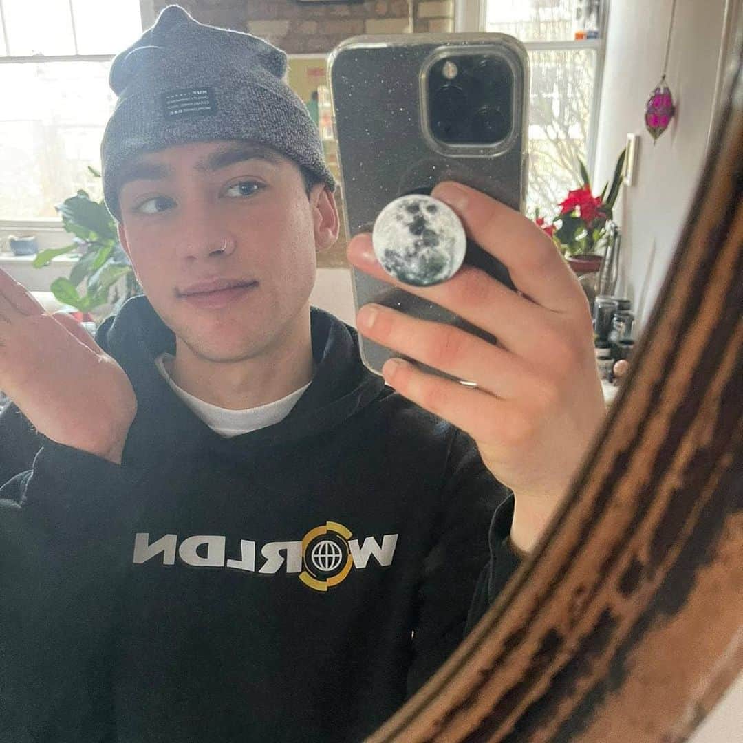 YEARS & YEARSのインスタグラム：「HaPpY nEw YeAr honeys 😘 i hope this year sees you flourish ✨」