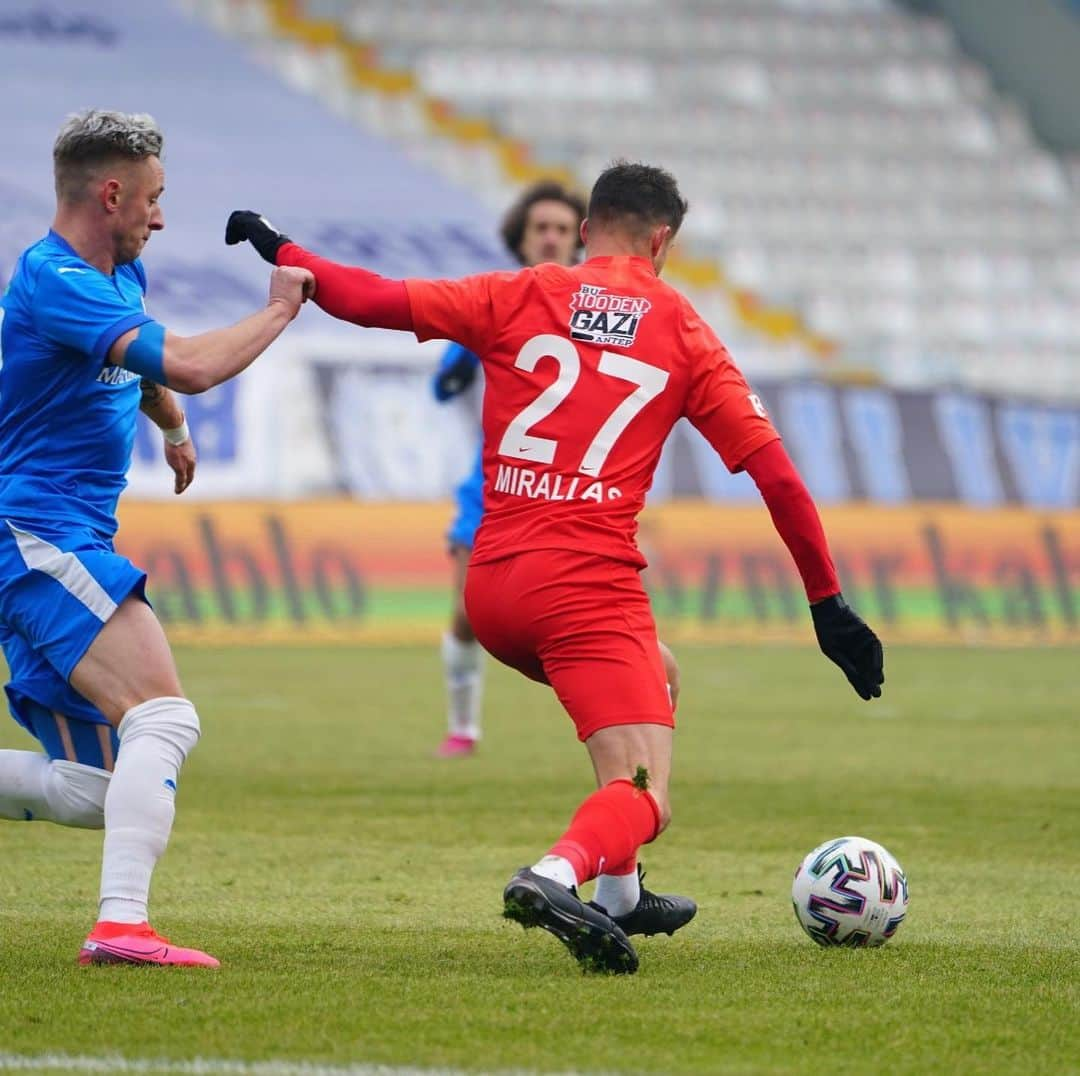 ケヴィン・ミララスさんのインスタグラム写真 - (ケヴィン・ミララスInstagram)「happy to have scored my first goal in 2021. we must continue to fight and take points 🔴⚫️ 💪🏼 thanks @kenanozer for the great assist 🤗」1月3日 2時17分 - kmirallas11