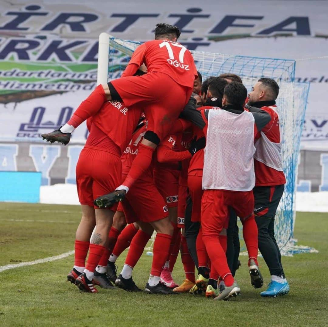 ケヴィン・ミララスさんのインスタグラム写真 - (ケヴィン・ミララスInstagram)「happy to have scored my first goal in 2021. we must continue to fight and take points 🔴⚫️ 💪🏼 thanks @kenanozer for the great assist 🤗」1月3日 2時17分 - kmirallas11