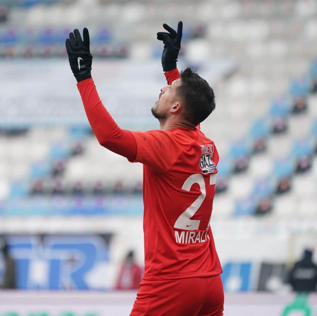 ケヴィン・ミララスさんのインスタグラム写真 - (ケヴィン・ミララスInstagram)「happy to have scored my first goal in 2021. we must continue to fight and take points 🔴⚫️ 💪🏼 thanks @kenanozer for the great assist 🤗」1月3日 2時17分 - kmirallas11