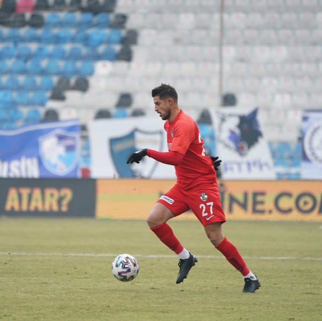 ケヴィン・ミララスのインスタグラム：「happy to have scored my first goal in 2021. we must continue to fight and take points 🔴⚫️ 💪🏼 thanks @kenanozer for the great assist 🤗」