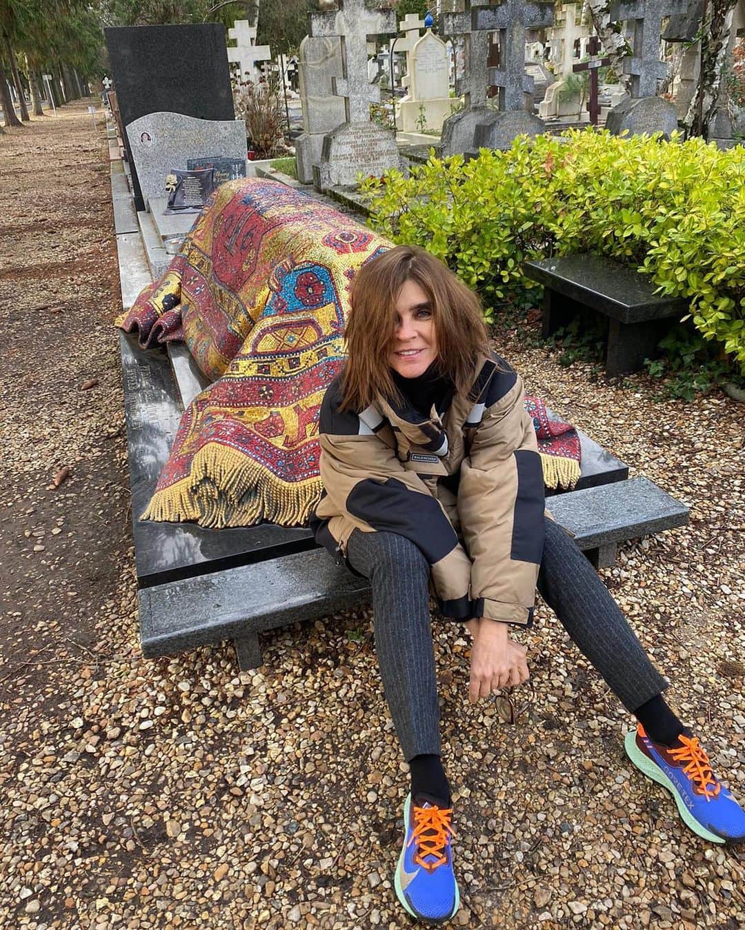 カリーヌ・ロワトフェルドのインスタグラム：「Stopped by my idol Noureyev’s grave today at the Russian cemetery ♥️」
