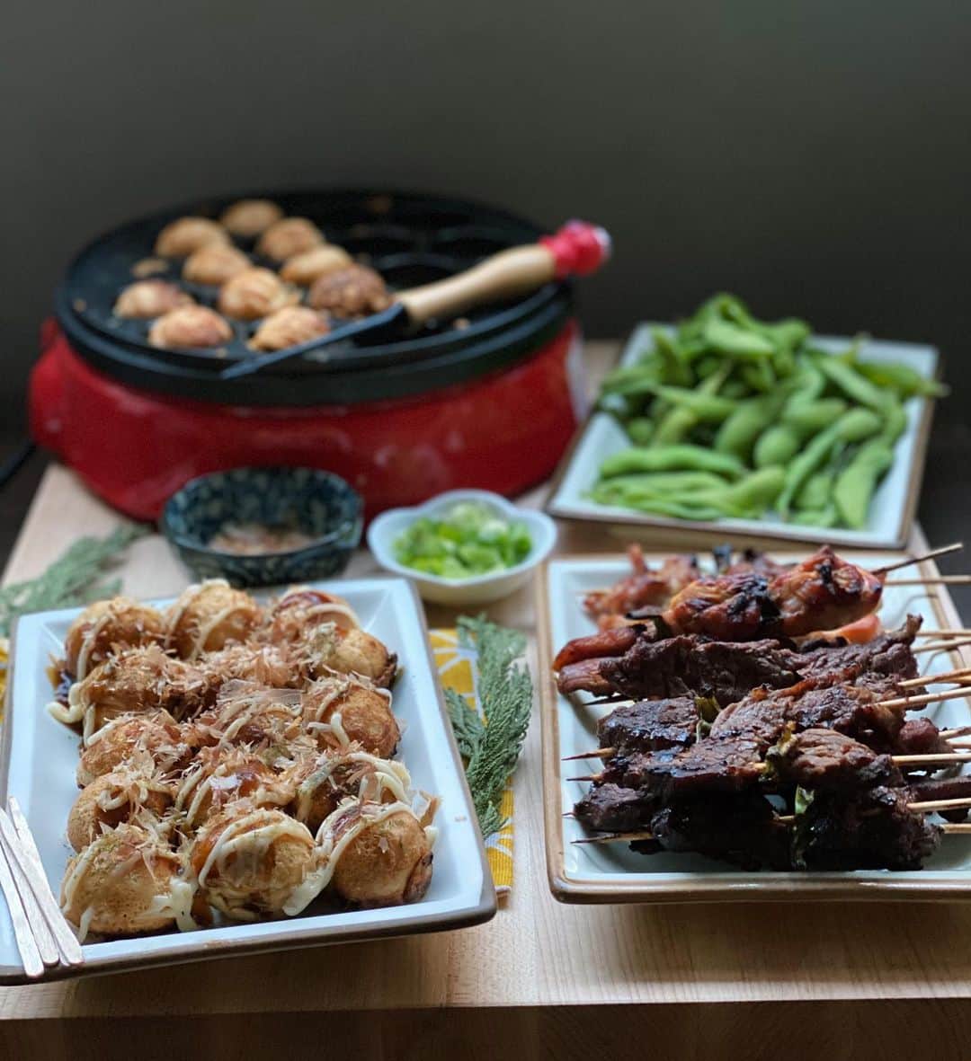 Antonietteのインスタグラム：「Welcomed the New Year with some Japanese street food! 🎊 Made takoyaki with the traditional octopus bits and a cheese only version for the kids. Also made yakitori by trying out the new charcoal grill and threw in some edamame for, “balance”. 😝 Felt like I was in Osaka for a hot minute, but rather than having the large, Glico Man sign blinding my eyes, was the flicker of my Christmas tree lights instead.🎄 😆Might not be the most traditional of meals to kick off the New Year, but as we’ve learned in 2020, it was and still is a time to rethink those rituals and customs that have always been a part of our lives...and to start anew! This is definitely a keeper, and as with all finger foods 👐🏽a fun way to start off the year. 🥳」