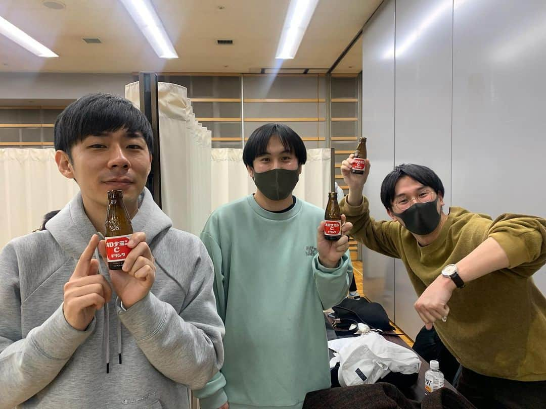 森本晋太郎さんのインスタグラム写真 - (森本晋太郎Instagram)「あけましておめでとうございます！去年に引き続き今年もよろしくお願い致します！ 元日からヒットパレードでネタやらせていただいたり、2日連続でよしもとのライブ出させてもらったりと、申し分のないスタートを切れました！」1月3日 2時30分 - smnypktn