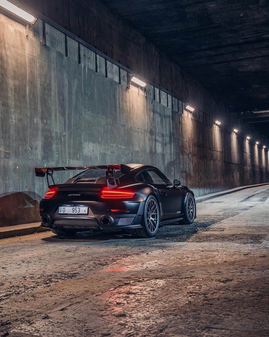 Porscheさんのインスタグラム写真 - (PorscheInstagram)「A night out on the tiles. (📸@alexpenfold)  #Porsche #PorscheMoment」1月3日 2時34分 - porsche