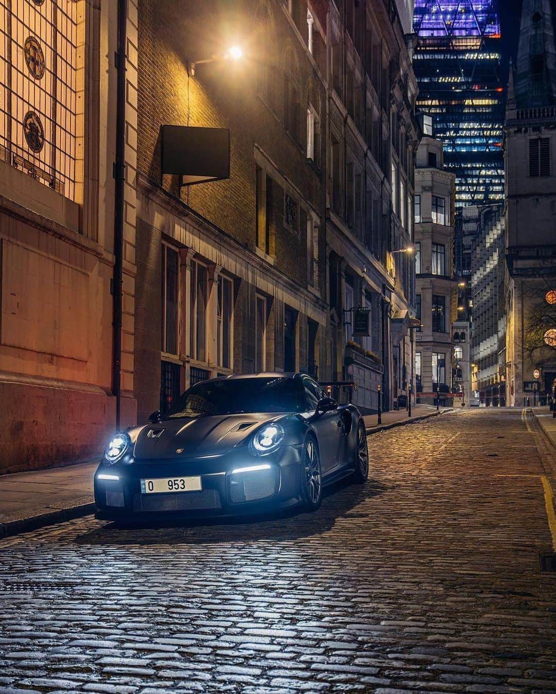 Porscheさんのインスタグラム写真 - (PorscheInstagram)「A night out on the tiles. (📸@alexpenfold)  #Porsche #PorscheMoment」1月3日 2時34分 - porsche