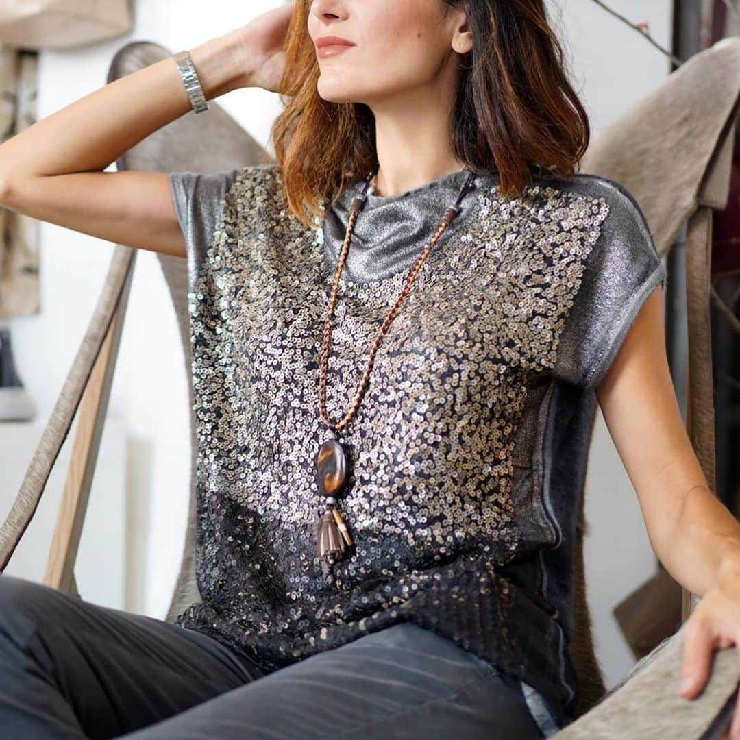 エンリーベグリンのインスタグラム：「Necklace made in leather, Africa by Henry Beguelin.  #handmade#henrybeguelin#necklace#leather#stone#casual#chic#style#inspiration#woman#fashion#」