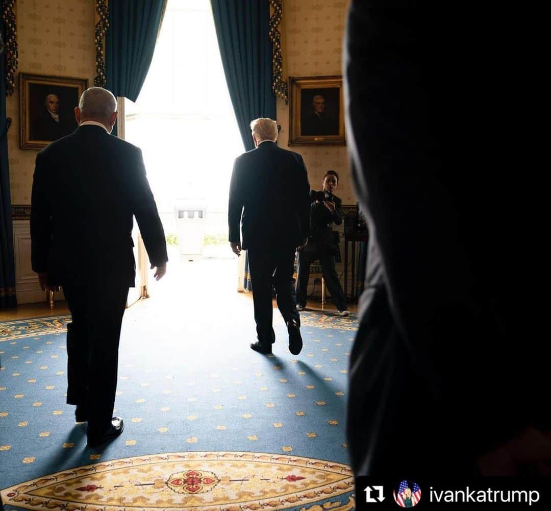 ドナルド・トランプさんのインスタグラム写真 - (ドナルド・トランプInstagram)「#Repost @ivankatrump  ・・・ May peace in the world continue to flourish in 2021! 🇺🇸🇮🇱🇦🇪🇧🇭🇸🇩🇲🇦🕊  [📷: Behind the Scenes/ Abraham Accords]」1月3日 2時51分 - realdonaldtrump