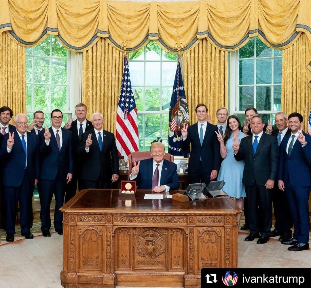 ドナルド・トランプさんのインスタグラム写真 - (ドナルド・トランプInstagram)「#Repost @ivankatrump  ・・・ May peace in the world continue to flourish in 2021! 🇺🇸🇮🇱🇦🇪🇧🇭🇸🇩🇲🇦🕊  [📷: Behind the Scenes/ Abraham Accords]」1月3日 2時51分 - realdonaldtrump