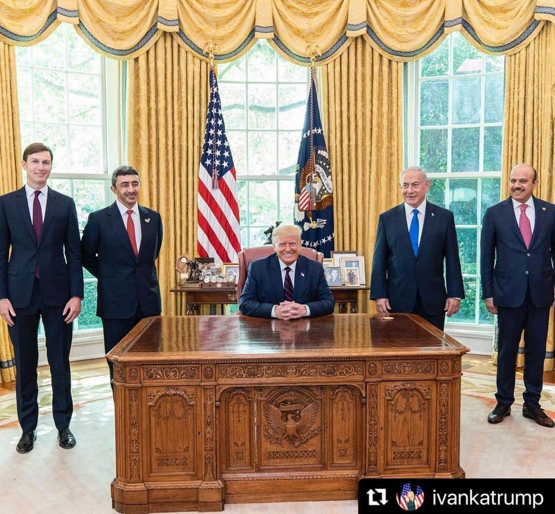 ドナルド・トランプさんのインスタグラム写真 - (ドナルド・トランプInstagram)「#Repost @ivankatrump  ・・・ May peace in the world continue to flourish in 2021! 🇺🇸🇮🇱🇦🇪🇧🇭🇸🇩🇲🇦🕊  [📷: Behind the Scenes/ Abraham Accords]」1月3日 2時51分 - realdonaldtrump