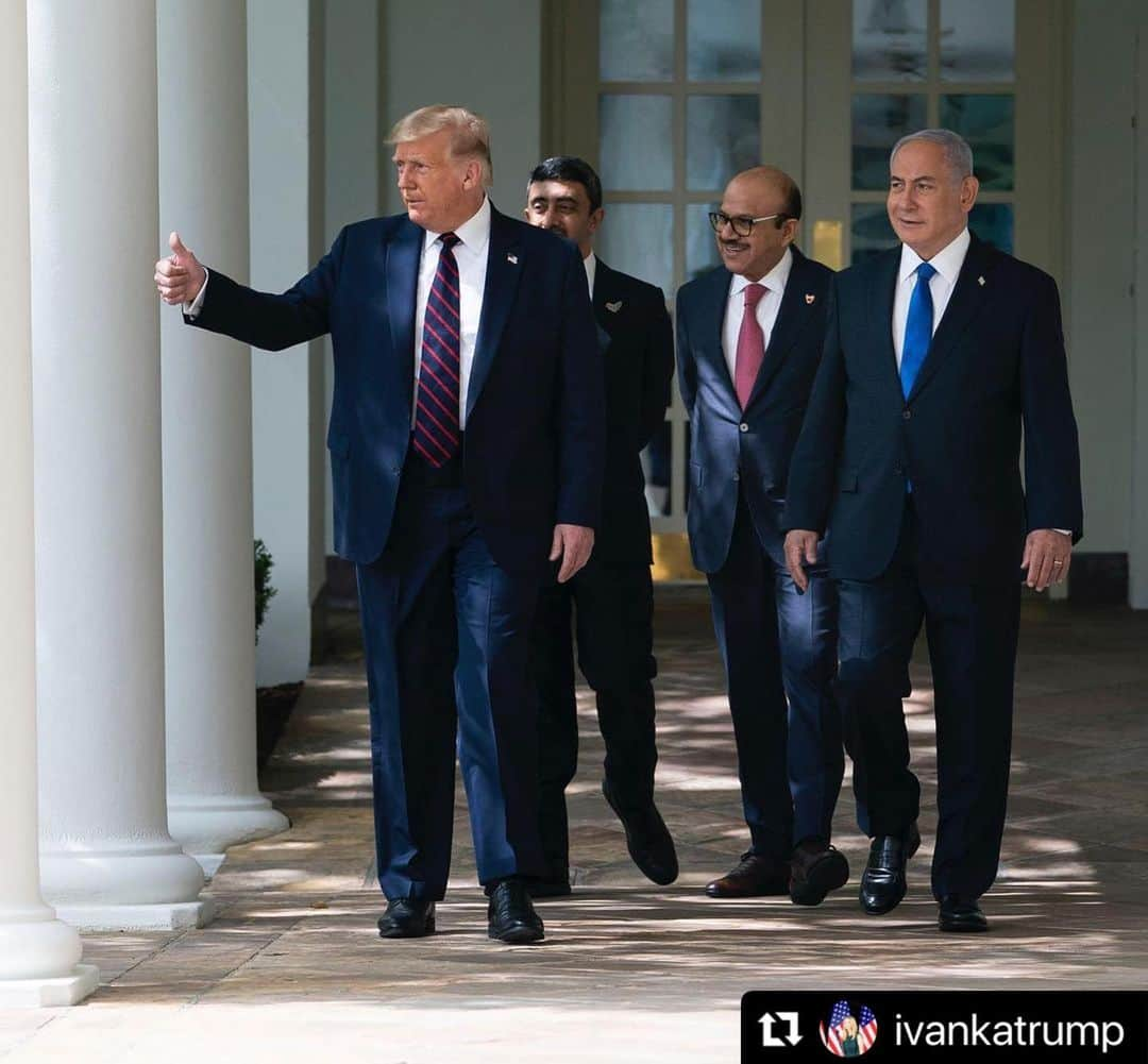 ドナルド・トランプさんのインスタグラム写真 - (ドナルド・トランプInstagram)「#Repost @ivankatrump  ・・・ May peace in the world continue to flourish in 2021! 🇺🇸🇮🇱🇦🇪🇧🇭🇸🇩🇲🇦🕊  [📷: Behind the Scenes/ Abraham Accords]」1月3日 2時51分 - realdonaldtrump