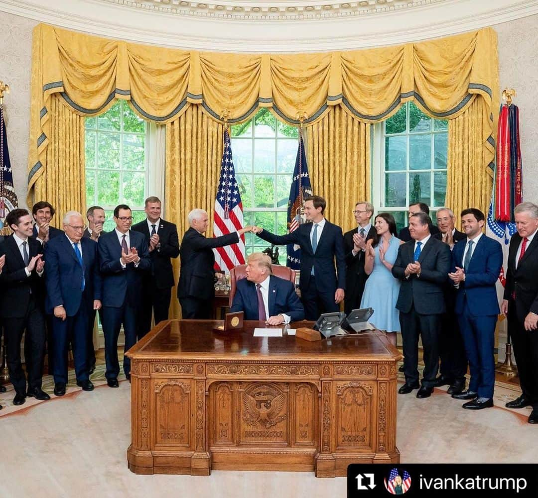 ドナルド・トランプさんのインスタグラム写真 - (ドナルド・トランプInstagram)「#Repost @ivankatrump  ・・・ May peace in the world continue to flourish in 2021! 🇺🇸🇮🇱🇦🇪🇧🇭🇸🇩🇲🇦🕊  [📷: Behind the Scenes/ Abraham Accords]」1月3日 2時51分 - realdonaldtrump