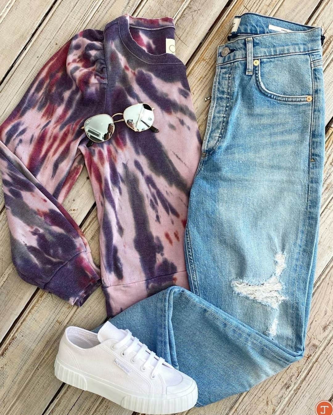 のインスタグラム：「What is your favorite trend from 2020 that you will continue to wear in 2021??⤵️ Ours is Tie Dye!👏🏽😍 @jeantherapy #chaserbrand #tiedye #chaserkids #tiedyetop #tiedyediy #outfitinspo #winteroutfitinspo #winteroutfit #clothingbrand #ootdstyle」