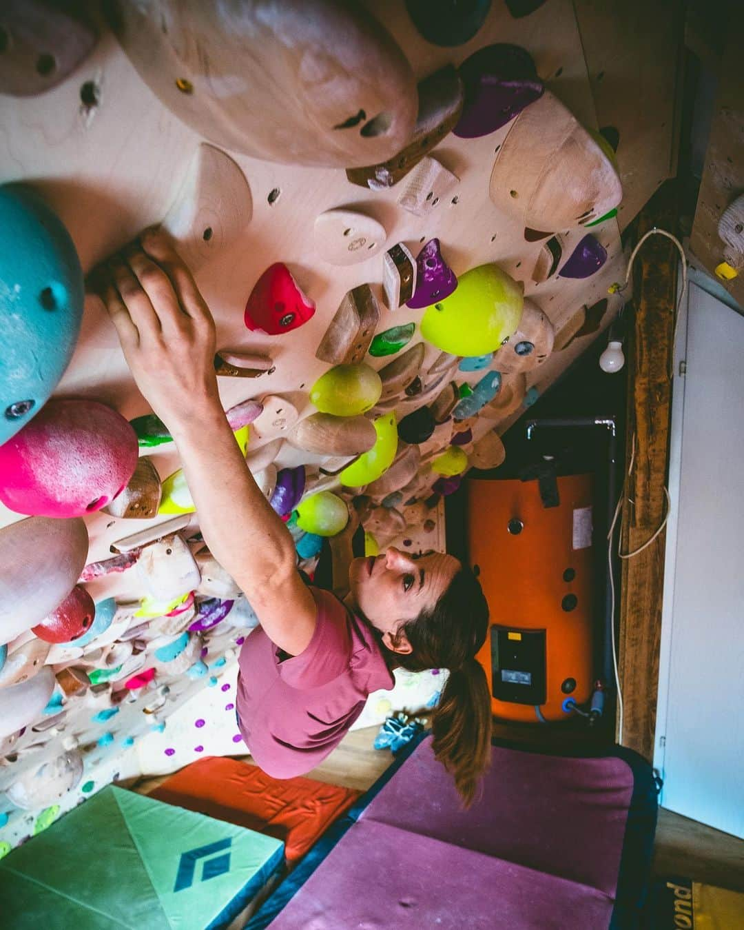 バーバラ・ザンガールさんのインスタグラム写真 - (バーバラ・ザンガールInstagram)「Our home climbing wall is finally all set up! I didn’t expect that it will be so much fun to train on this small wall. I guess it is all about motivation and the perfect hold setting. Good to have a route setter on my side. 😉 @blackdiamond #beastmaker #moonboard @meganewton_climbingholds」1月3日 2時56分 - babsizangerl