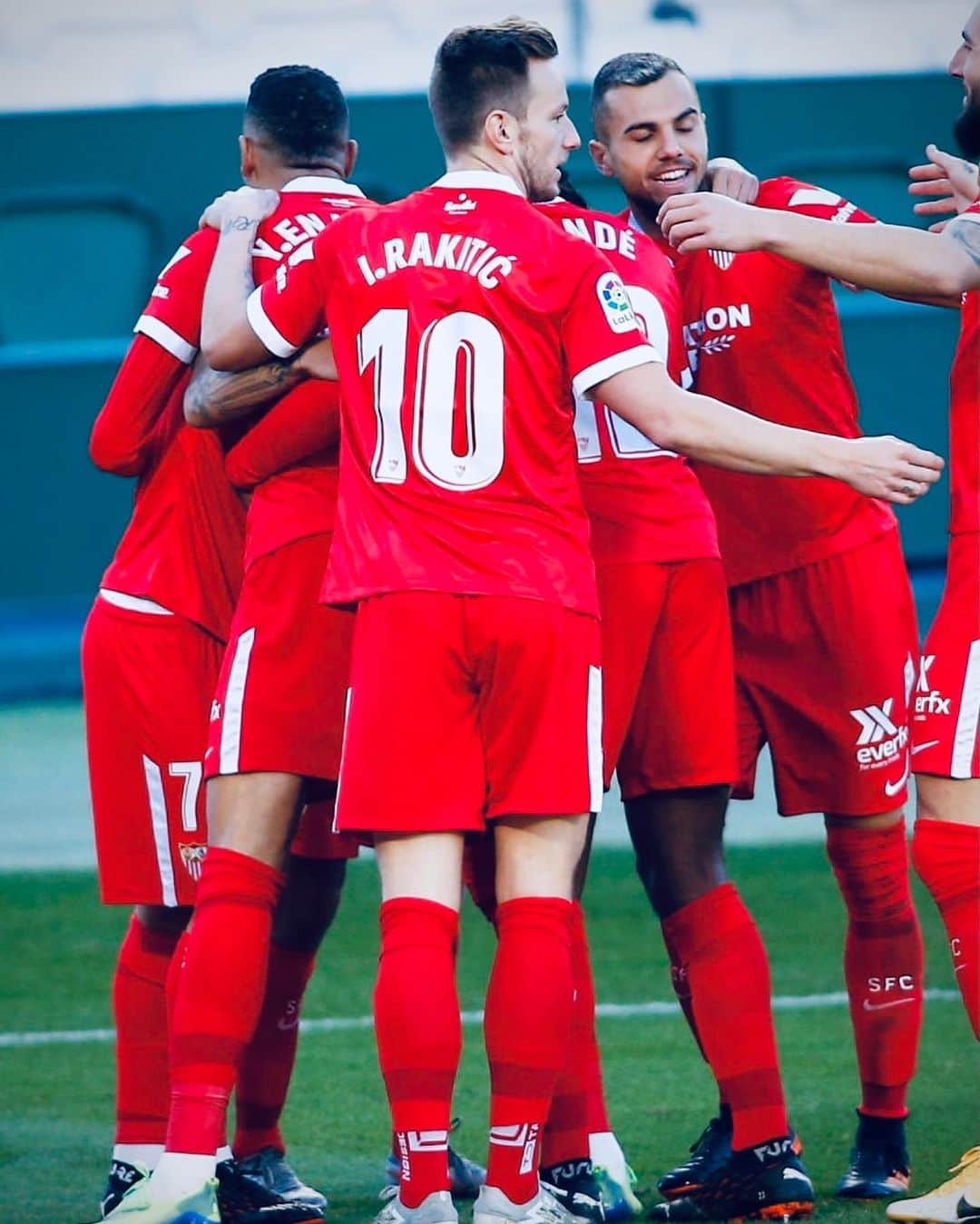 イヴァン・ラキティッチのインスタグラム：「The Great Derby is never an easy game! El Grand Derbi siempre es un partido complicado! #NuncaTeRindas 🔴⚪💪🏻 #WeAreSevilla #Rakitic @sevillafc」