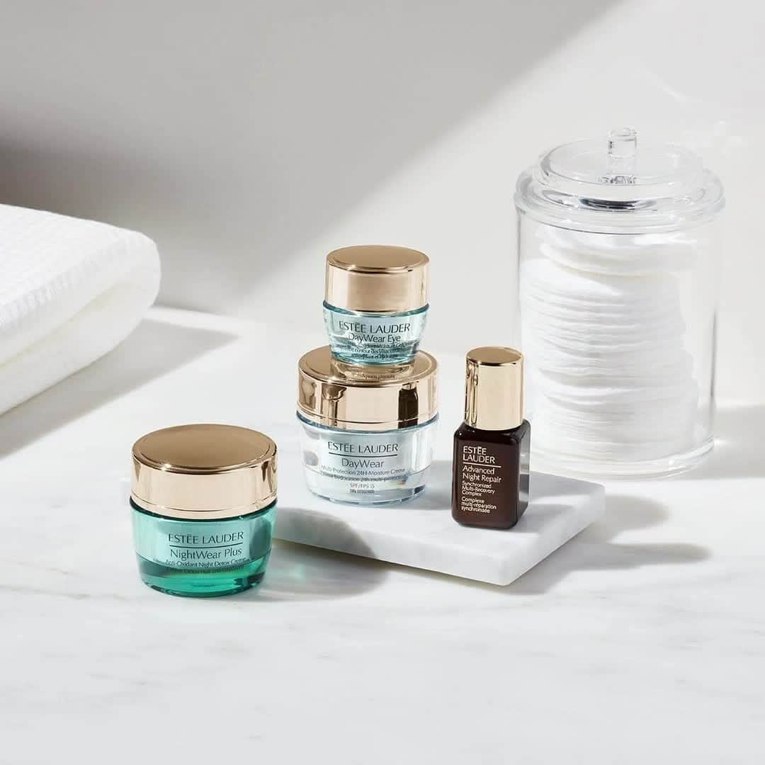 エスティローダーのインスタグラム：「What’s better than sleeping in on a Saturday morning, you ask? Sleeping in and waking up to gorgeous, hydrated skin. 😉 Our Skin Of Your Dreams Kit can help you do just that – featuring four #EsteeEssentials for you to try and fall for! Skin so good, reality is better than your dreams ✨ Tap to shop now!  #AdvancedNightRepair #DayWear」