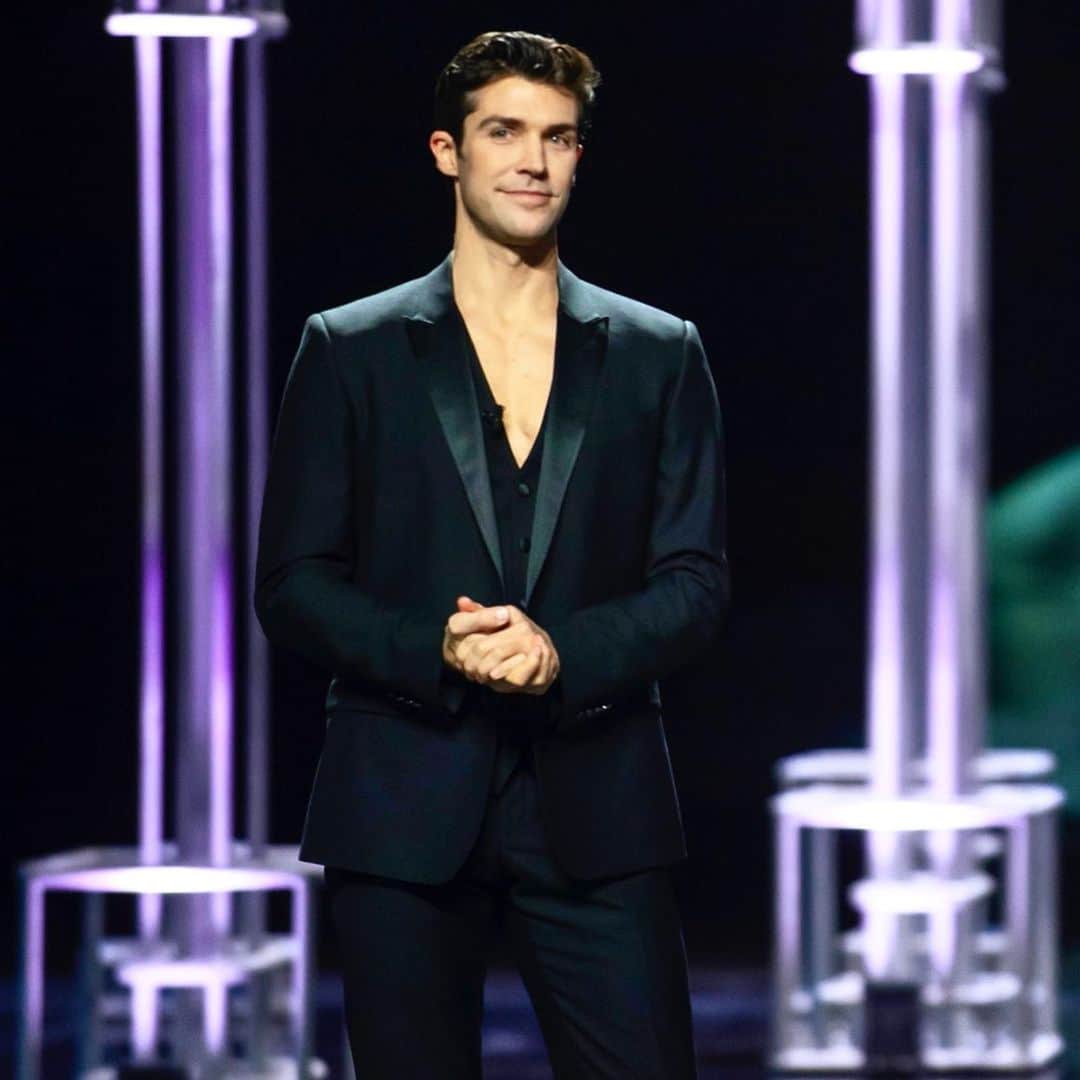 ロベルト・ボッレのインスタグラム：「Sono molto curioso di sapere qual è stato il vostro pezzo preferito della serata. Me lo scrivete qui sotto??!! Grazieeeeee #danzaconme ❤️」