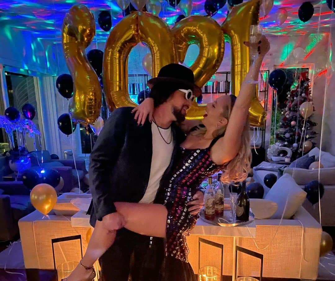 バド・ノリスさんのインスタグラム写真 - (バド・ノリスInstagram)「Happy New Year everyone! Huge shoutout to my amazing wife @haylnorris for hosting a small intimate dinner with out closest friends. 2020 was tough for a lot of us. Embrace the grind and stay positive. Here’s to 2021!!」1月3日 3時16分 - thebud_norris