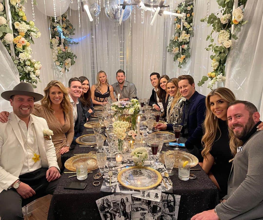 バド・ノリスのインスタグラム：「Happy New Year everyone! Huge shoutout to my amazing wife @haylnorris for hosting a small intimate dinner with out closest friends. 2020 was tough for a lot of us. Embrace the grind and stay positive. Here’s to 2021!!」