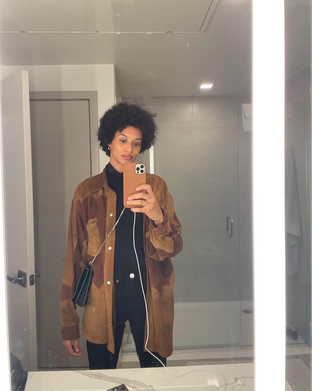 のインスタグラム：「Happy New Year everyone! This year definitely focusing on taking care of myself more and allowing myself to receive. Was speaking to a friend last night and we talked about how every little thing feels so difficult to do lately and so.... surrendering to the idea of doing very little and being ok with that and opening yourself up to the things that do come your way is my plan in 2021. Received a lovely gift card from @victoriabeckhambeauty and they are letting me gift one of my followers a $250 gift card as well! All you have to do is follow me and leave a  comment about what your looking forward to this year. Will announce the winner Monday! Wishing you all nothing but love in 2021.」