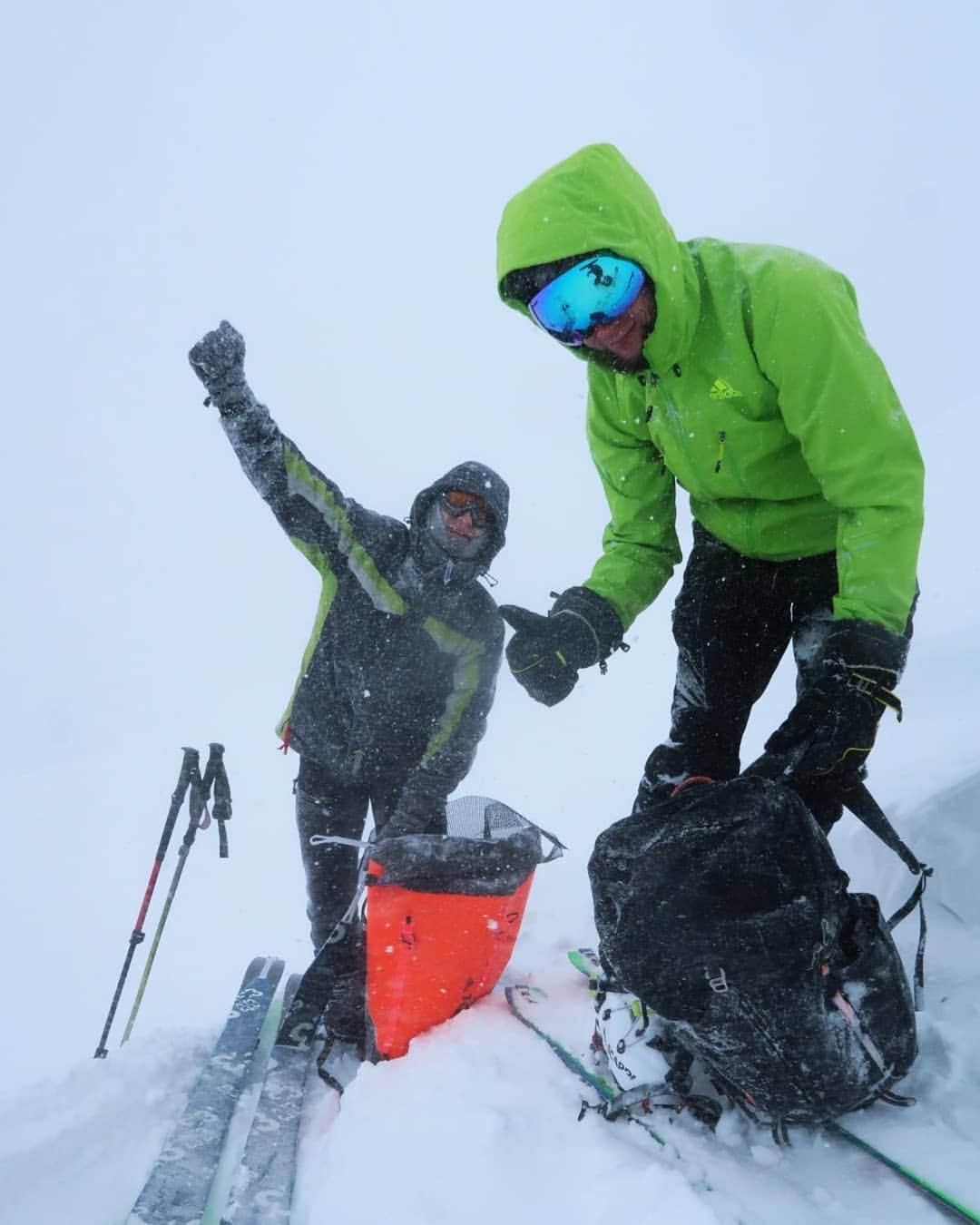 イェルネイ・クルーダーのインスタグラム：「After resting for 2 weeks due to my surgery, I'm finally back in the game 😁. The weather is not perfect for climbing, but for sure it's good enough to improve my skiing skills. It's good to combine "leg workout" with climbing, that's how I feel pleasantly tired after such day 😁. Well, if next few weeks are going to look like this, then I'm more than happy 😊.  📸: @jeranmatjaz _________________ @scarpaspa @ocun.climbing @vibram @snowmonkey」
