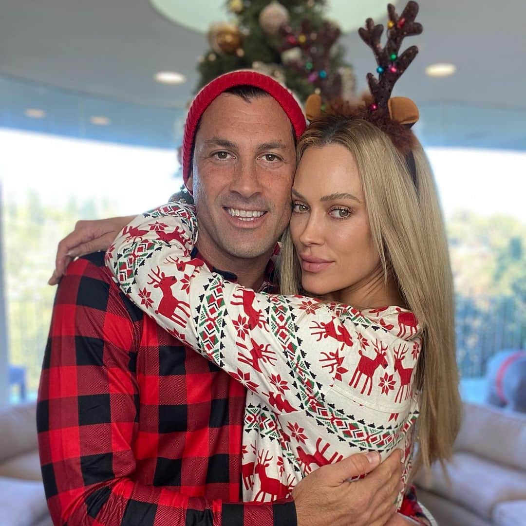 Peta Murgatroydのインスタグラム：「Husband Appreciation Post.  My love...may we always be able to work through every challenge that’s given to us. I love how we communicate and convey our feelings, connect when we feel a disconnect, instinctually know when each other is upset and reason with each other and come out more in love on the other side. I woke up more obsessed with you than last year and for that I’m grateful 🤗 May we continue to put each other first and continue to grow and learn from one another. I love us and I’m ready for whatever 2021 has in store for us....Just wanted to say it here.   Love me xo」