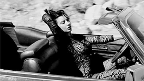 デイジー・ロウのインスタグラム：「Riding into 2021 aka I can’t peel myself off of my sofa, forever in trackies with food constantly in my mouth.... my mouth is never lonely ❤️」
