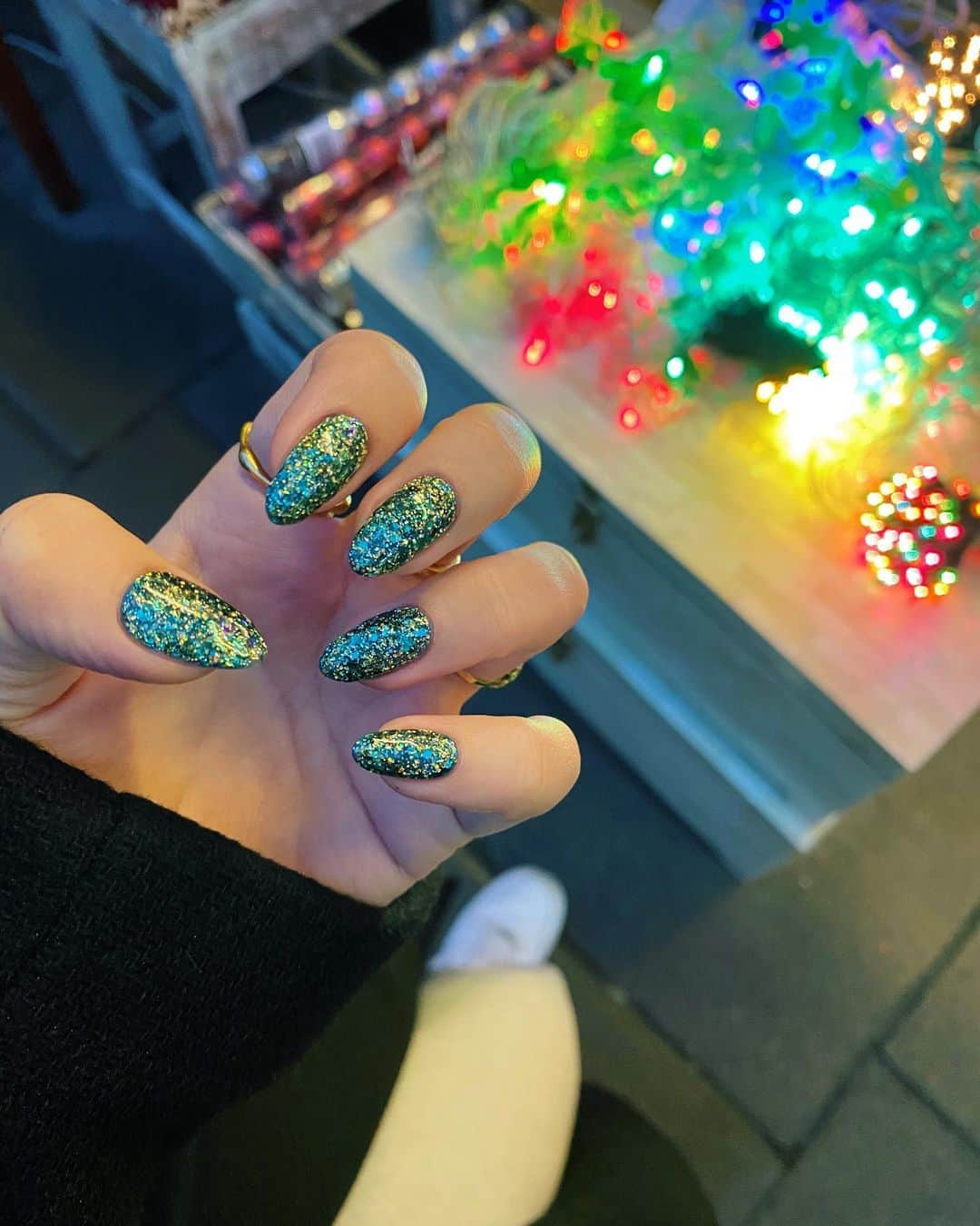 タニヤ・バーさんのインスタグラム写真 - (タニヤ・バーInstagram)「these nails were fun, removing gel glitter polish at home today was less fun 👽」1月3日 3時31分 - tanyaburr