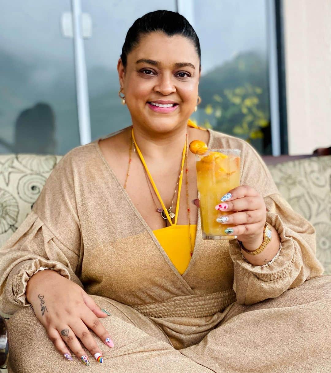 Preta Gilのインスタグラム：「Uma filha de Oxum no primeiro sábado do ano bebendo suco de Siriguela não quer Guerra com Ninguém !!!!! Mas.... com os opressores de plantão a gente briga sim !!! (Intolerantes religiosos, racistas, machistas, homofóbicos, transfóbicos, gordofobicos, negacionistas e por aí vai ...) #pretasendopreta #orayeyeo fotos do meu Mozi @rodrigogodoy_」
