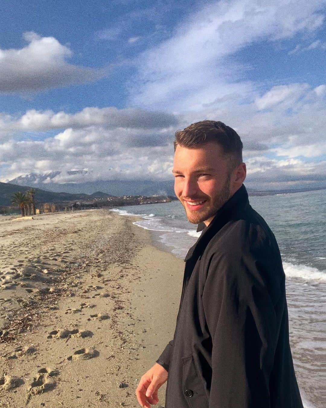 jotipolizoakisのインスタグラム：「Κάλι Χρόνια! 2️⃣0️⃣2️⃣1️⃣ Υγεία, αγάπη, χαμόγελα και όλα τα καλά! 🇬🇷🤍」