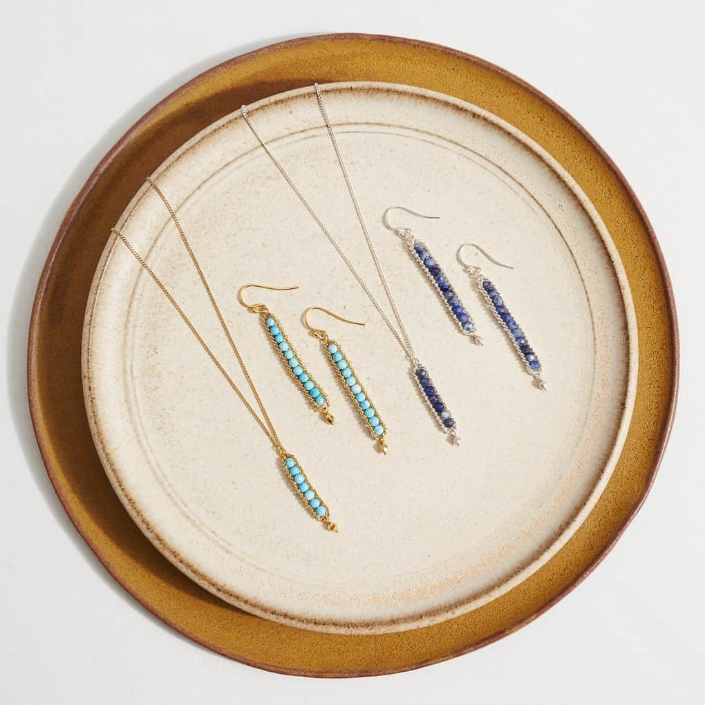チャンルーのインスタグラム：「Blue crush 💙Can't get enough of these turquoise and sodalite Chain Wrap earrings and necklaces.」
