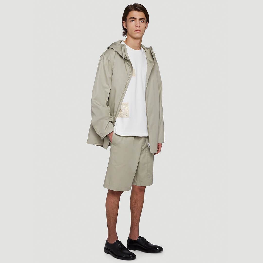 エルエヌシーシーのインスタグラム：「Jil Sander defined 1990s minimalism and continues to stay true to its founder’s vision even after her departure in 2014. Today the label is under the creative direction of husband-and-wife team Lucie and Luke Meier and continues to display the same androgynous, clean-lined aesthetic that made it famous. @jilsander」