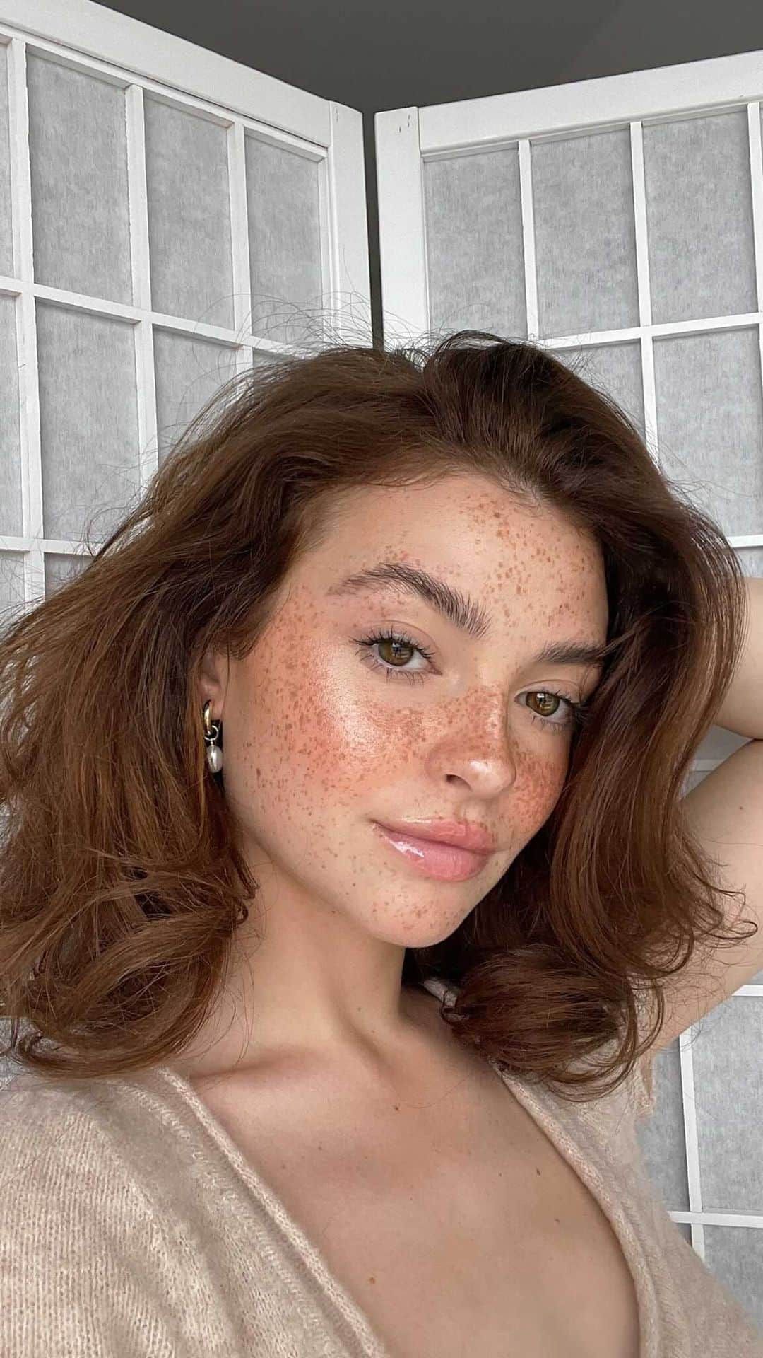 Kelsey Simoneのインスタグラム：「My current favorite bouncy hair look. I love using hot rollers right now in combo with my @kerastase_official Chronologiste Huile De Parfum. It keeps my hair looking healthy, shiny, and it’s the perfect go-to look 🤍  https://bit.ly/370U42h」