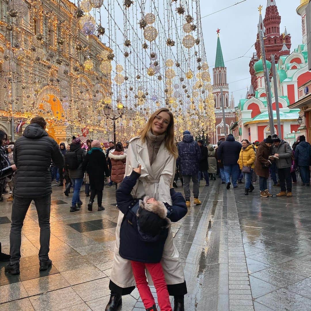 ナタリア・ヴォディアノヴァのインスタグラム：「I started and ended last year with my children in Russia. I took Maxim to Moscow on January 1st and it was the most magical 24 hours ever 🎄🥳❤️ Then Lucas, Neva and Viktor went beyond arctic circle with me in December. I feel so grateful #countingmyhappiness 🙏🌈❤️ Так получилось, что я встречала и провожала прошлый год со своими детьми в России. 1го января 2020 я привезла Максима в Москву на 24 часа волшебства и балета 🩰 🎄🥳❤️ А под занавес года в декабре Лукас, Нева и Виктор отправились со мной в путешествие за полярный круг. Я бесконечно благодарна родным и Родине за эти впечатления #считаюсчастье」